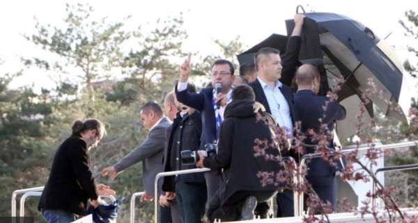 Erzurum’da İmamoğlu’nun mitingine taşlı saldırı: İBB Başkanı, grubun 'azmettirildiğini' söyledi Image